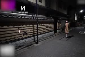 变态露出少女  背景图片