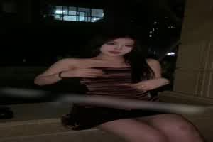 小区里不爱穿内衣的目光  背景图片