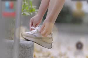 91制片厂 李依依 淫乱理疗师的出水按摩  背景图片