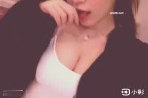 完美小三接老婆电话巨乳水蛇腰桌底下帮老板口交  背景图片