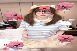 双马尾条纹衫女孩  背景图片