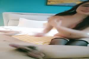 高颜值极品小骚妞 全程露脸黑丝情趣镜头前让大哥吃奶玩逼  背景图片