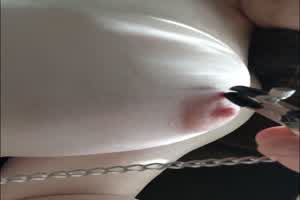 极品粉嫩美巨乳！ 她是挑逗，还是真的会使用夹～  背景图片