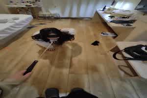 腿精人妻网袜跪地当狗被调教  背景图片