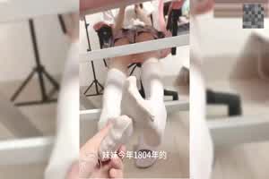 兄妹乱伦  父母离婚我和主播妹妹蜗居出租屋，和亲妹妹抵死缠绵失去理智乱伦  背景图片