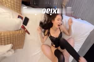 【就搁你老公精液里操你】逼里刚被老公内射完精液还在就插了，射后流出来说：卧槽两个人精液就是多啊  背景图片