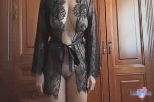 淫骚继母在老爸出门的时候 突然穿着情趣睡衣来我的房间  背景图片