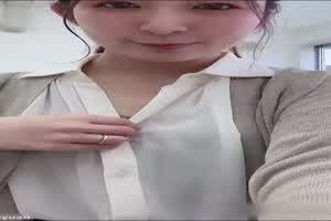 中国丈夫日本妻，有个会露出的妻子也太棒了，每每看到这些视频总想说一声，你老婆真棒  背景图片