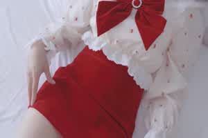 白丝女友在床上真是骚，让我内射她的白虎小嫩穴，精液从蜜穴流出  背景图片