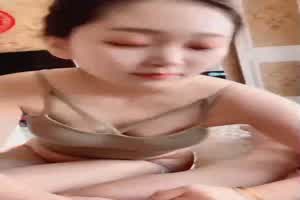 妹子口活不错，啪啪啪起来很得劲  背景图片