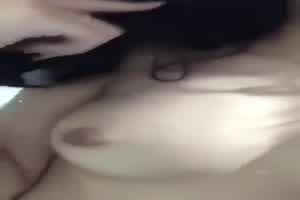 泄密网恋女友的自拍身材不错  背景图片