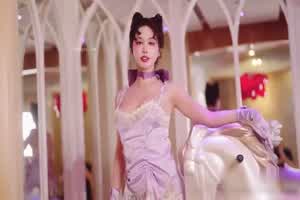 梦幻女神『辛尤里』被按摩棒调教潮吹淫水直流啪啪内射  背景图片