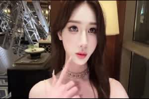 【比女人还懂诱惑】超高颜值TS，口活超好真的太会了，撸射后手精液对着屏幕抛媚眼，这表情诱惑比女人还会  背景图片