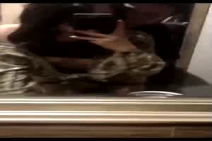 和男友厕所做爱自拍  背景图片