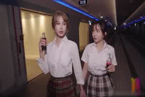 辛尤里 带学妹来去玩情趣木马插个逼逼  背景图片