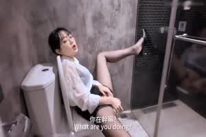 办公室秘书偷偷在卫生间自慰叫声太大被发现后要挟与其做爱身材很好奶子坚挺颜值清纯  背景图片