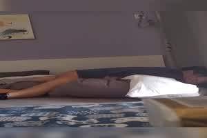 强推！！大二学生女子情不自禁啪啪  背景图片