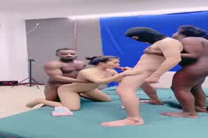 【反差婊】黑白4P大战，黑鬼大鸡巴后入美少妇  背景图片