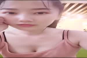 小姐姐这个蛇功，你能坚持一分钟吗？  背景图片