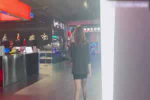 阿朱 最新劲爆流出商场尾随进入女厕情趣黑丝羞耻放尿玩弄女神两腿打颤不敢吭声  背景图片