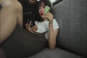 真实【美少妇偷情】老公回乡探亲，少妇约情妇家里过二人世界！亲自下厨讨好情夫，疯狂求内射  背景图片