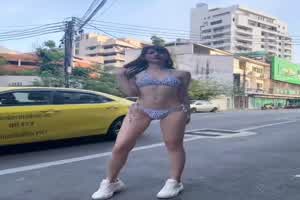 街头泳装秀路边好多男人盯着看  背景图片