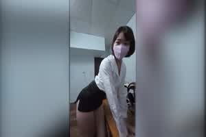 清纯小仙女〖ssrpeach〗高跟黑丝小短裙，优雅小白领被坏哥哥按倒在床上无情蹂躏 小反差婊一个  背景图片