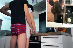 男友用他的鲜奶油喂饱我 在厨房上无套猛操 口爆接精真好喝  背景图片