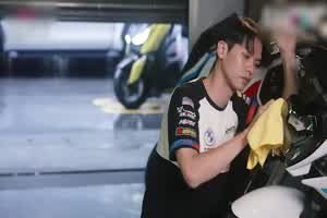 星空无限传媒 快感骑乘 高冷女骑士用紧实嫩穴换取重型机车  背景图片