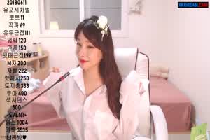 韩国女主播精选系列：可爱型的妹子，放过那个娃娃冲我来！  背景图片