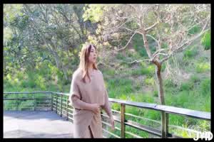 在野外露出刺激脸红心跳  背景图片