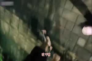 【真实路边勾引】小哥哥你裤子鼓起来了！女主在直播小哥还不相信说：直播你会漏奶子？以为是鸡问多少钱一次  背景图片