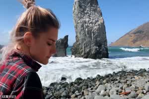 巨星少女eva elfie加州海滩吞精  背景图片