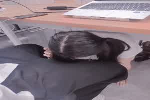 反差婊『胡九万』极品骚秘书被粉丝在办公室爆操  背景图片