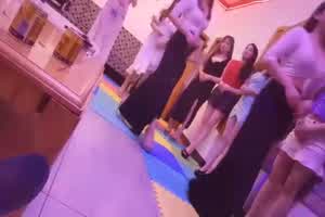 会所选妃帝王套餐全套打炮找一个喜欢的妹子到房间享受服务乖巧的妹子打炮过瘾  背景图片