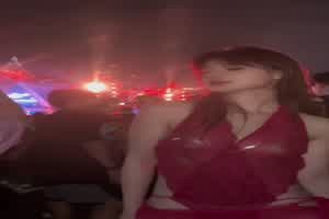 人群中穿透视装拍照和路边口活迟冰淇淋  背景图片