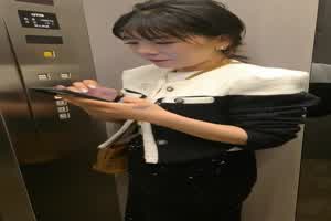 电梯少妇，端庄娴雅，阴道却塞着跳蛋，哥哥各种调教，撒尿，跪着伺候主人！  背景图片