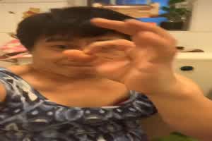 男友为了女友男扮女装自拍性爱影片  背景图片