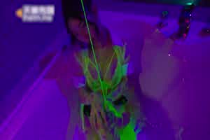 天美传媒 巨乳油压按摩  背景图片