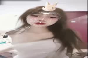 校花竟然为了钱 出卖自己身体跟土豪打炮  背景图片