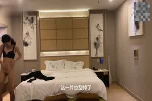 酒吧上班兼职妹  欲火难耐紧致花茎吞精不停  背景图片