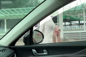 短发正妹被司机强奸  背景图片