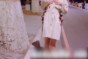 妮妮 露出癖少女就喜欢可能露出的刺激快感  背景图片