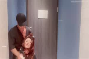 酒店红牌「费爵娜」下班回家偷偷尾随她_进房前直接迷晕她_操干淫荡  背景图片