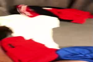 终于把女同事摁在沙发干  背景图片