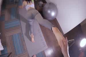 网红女神潮喷淫娃〖小水水〗瑜伽课后入长腿大胸的女学员，高难度姿势潮吹，私下就是这么淫荡  背景图片