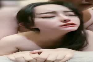 娇小女神被胖大叔压着操  背景图片