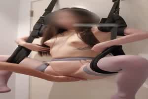 吊起来喷水手淫  背景图片