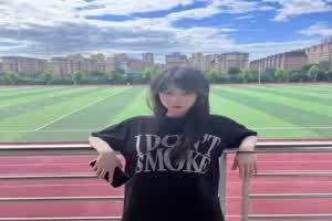 你们要的反差校花级别的小美女来了#又白又嫩#表情很到位  背景图片