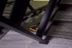 情侣楼梯做爱被偷拍流出。  背景图片